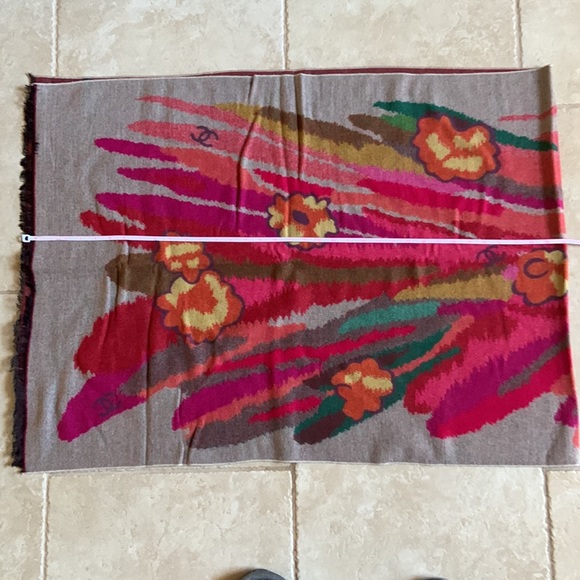 Cashmere wool blend multi colored floral motif scarf/shawl - Picture 6 of 13